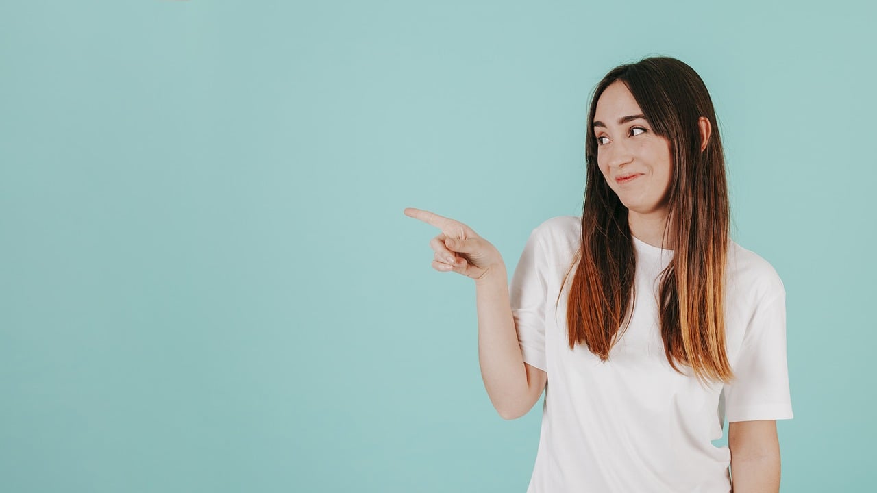 woman-pointing-3188559_1280